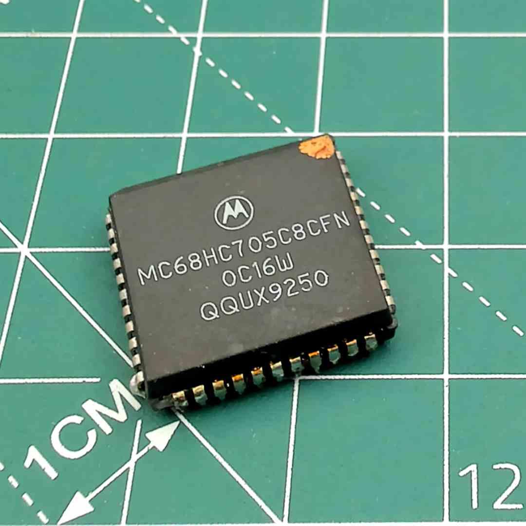 MC68HC705C8CFN Integrated circuit